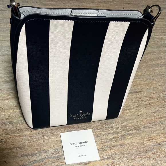 NWOT Spade ♠️ bucket bag striped navy blue and white - Picture 9 of 16